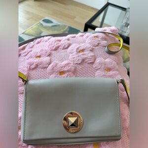 Grey Kate Spade bag with grey and yellow strap